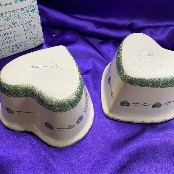 📌 Vintage 1996 Set of 2 Hand Painted Heart Bowl’s never used! Original Box! - Picture 4 of 13